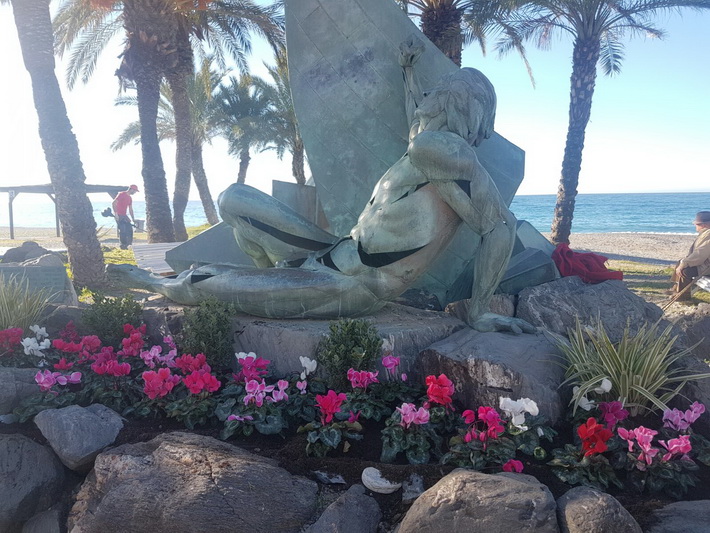 La Herradura mejora el entorno del Monumento al Hombre del Mar 